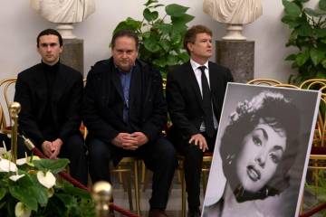 El nieto y el hijo de la actriz (los dos primeros de izquierda a derecha) recibieron la mitad de la fortuna de la diva. Foto: Efe.