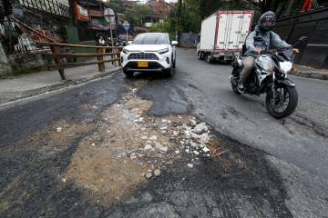 Los huecos son la constante en algunos puntos de San Antonio de Prado como sucede en el puente de La Limona. FOTO: Manuel Saldarriaga.