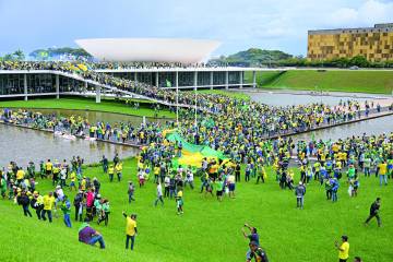 Además de entrar a la fuerza a la sede del congreso, los seguidores extremistas del expresidente Bolsonaro irrumpieron en la sede de la presidencia y del tribunal supremo en Brasilia. Foto: AFP