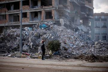 Como precaución, el presidente de Turquía informó que algunas de las ciudades destruidas por los terremotos de hace dos semanas deberán moverse de la llanura a las colinas. FOTO: EFE