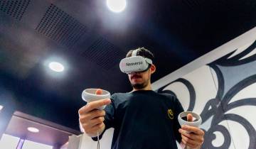 La Plaga con las gafas de Realidad Virtual y los controles, mientras pinta. FOTO Camilo Suárez