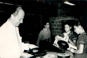 En Codiscos empezaron vendiendo discos, luego los grabaron 