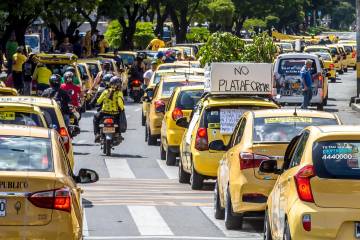 Los taxistas salieron a las calles desde antes de las 5:00 de la mañana, hora pactada para el inicio de las concentraciones en varias ciudades. FOTO: JUAN ANTONIO SÁNCHEZ