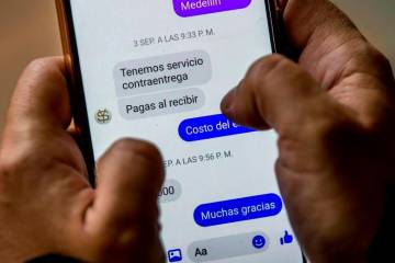 Las estafas se están dando por redes sociales y chats de WhatsApp. Foto: Carlos Velásquez 