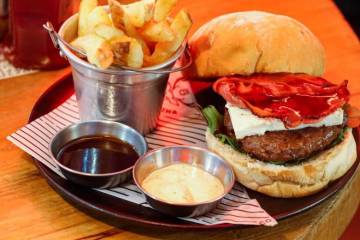 Comerse una hamburguesa ahora es 40% más caro que hace un año, ¿por qué? 