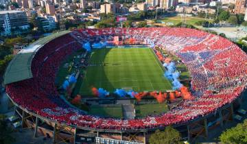 Un grupo de 200 aficionados de cada barra organizada de Nacional y Medellín esperan ser autorizados para ingresar al Atanasio Girardot, el próximo 27 de marzo, para el clásico entre rojos y verdes. FOTO EL COLOMBIANO