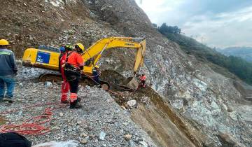 Bomberos rescataron a un perro que llevaba tres días atrapado en las montañas de la autopista Medellín-Bogotá