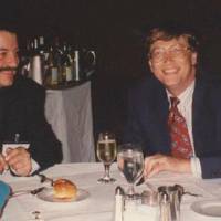 Mauricio Arias Toro fue director de Informática Corporativa de EPM. Aquí en reunión con Bill Gates en Miami en 1996. Foto: Cortesía.