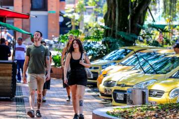 ¿Tantos turistas ‘gringos’ encarecen la vida en Medellín?