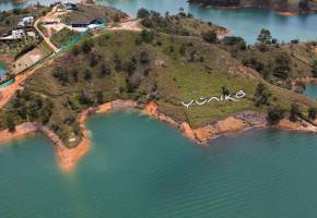 El proyecto turístico Yúniko se levantará sobre dos predios que suman 7,8 hectáreas, según el gerente. Abajo, una imagen de cómo se verá el complejo hotelero. FOTO manuel saldarriaga