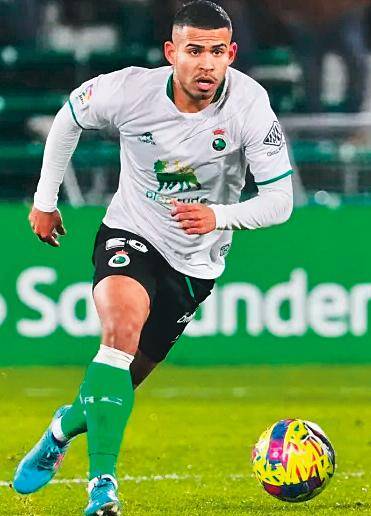 Juergen Elitim ha pasado por seis equipos en su carrera futbolística (Leones, Granada, Marbella, Ponferradina, Deportivo La Coruña y Racing de Santander. FOTO twitter racing santander 