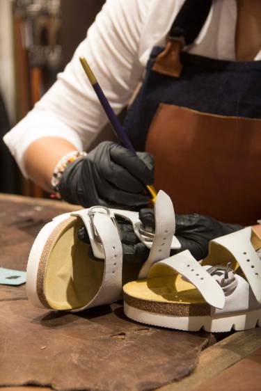El Taller de restauración de Cueros Vélez le apuesta a demostrar que una de las principales virtudes del cuero es su durabilidad. Así evidencia que no es cuestión de comprar más, sino de comprar mejor. Foto: cortesía