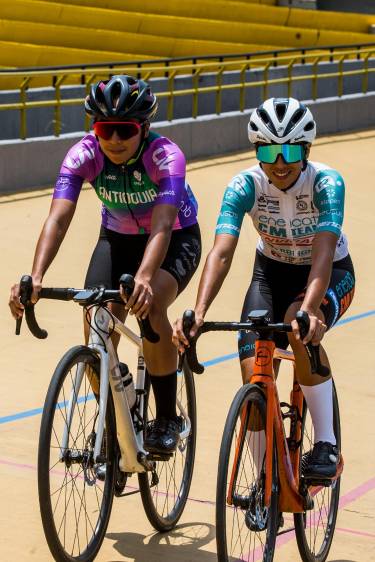Las dos corredoras se destacan en el pelotón femenino que compite en el calendario nacional. FOTO JULIO CÉSAR HERRERA