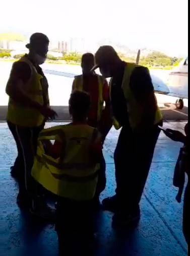 Momento en el que migrantes son despachados desde uno de los hangares del aeropuerto Olaya Herrera hacia un destino en Chocó. Luego son llevados a Panamá FOTO tomada del video