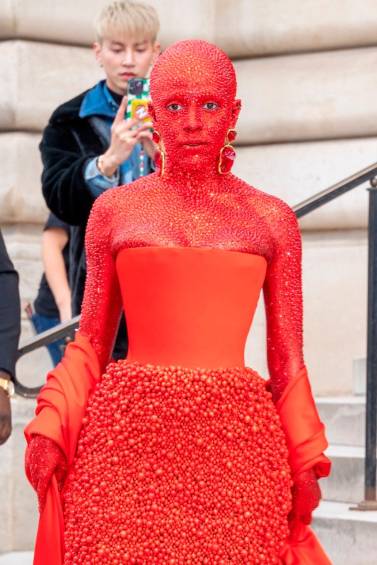 Doja Cat en su llegada al desfile en París. FOTO Getty