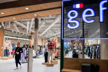 En la imagen superior, una de las tiendas de Punto Blanco de Medellín; en el medio, la Tintorería Industrial Crystal; y en la foto inferior, uno de los almacenes Gef. FOTOS jaime pérez y cortesía