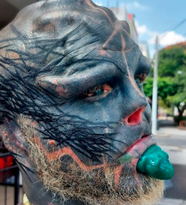En la imagen el hombre alíen. Foto sacada de instagram: @the_black_alien_project. 