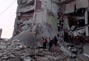 Más de 1.400 personas murieron y miles resultaron heridas por un devastador sismo de magnitud 7,8 que sacudió el lunes el sureste de Turquía y el norte de Siria. FOTO: EFE