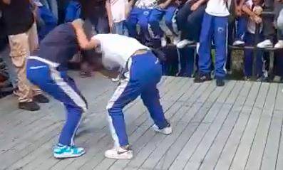 Las dos jóvenes se citaron para enfrentarse a golpes, animadas por sus compañeros. FOTO: Cortesía.