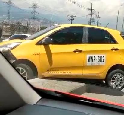 Así quedó el taxi luego de haberse caído de la grúa. FOTO: Cortesía Denuncias Antioquia.