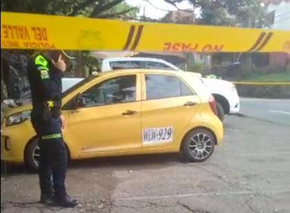El taxista murió dentro del auto que conducía luego de recibir dos impactos de bala. FOTO: Cortesía Denuncias Antioquia