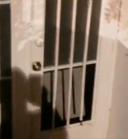 Los perpetradores forzaron la reja y rompieron los vidrios de la vivienda. FOTO: CAPTURA DE PANTALLA DE VIDEO. 