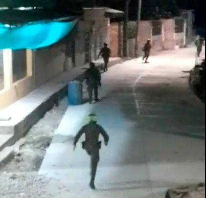 Miembros de la Fuerza Pública responden a los hostigamientos en Tarazá. FOTO: Cortesía Denuncias Antioquia.