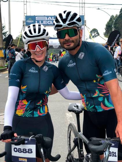 Giovana Arcila Vásquez hizo el mejor tiempo en la categoría de mujeres, en el Fondo Medio (60 km). A su lado, su entrenador Jorge Sanabria; tiempo 2 horas 2 minutos y 4 segundos. FOTO EL COLOMBIANO