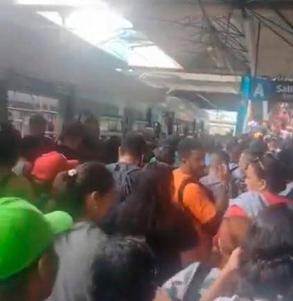 La prestación del servicio tiene inconvenientes debido a que se presentó un incidente con una persona en la vía. FOTO Cortesía