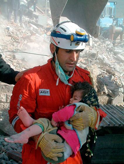 Los socorristas temen que el paso de las horas y las bajas temperaturas reduzcan las esperanzas de hallar vida. FOTO EFE