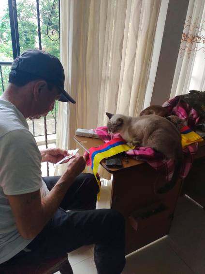 Argos y Amparo, los gatos de Luis Abel, lo supervisan en sus trabajos. FOTO: CORTESÍA