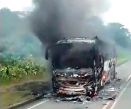 Así quedó el vehículo, según el registro de otro conductor que pasó al lado. FOTO: CORTESÍA.