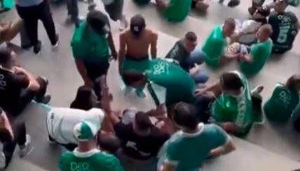 En la imagen se ve cómo rodean al hincha (camisa negra) que fue asaltado. FOTO PANTALLAZO TOMADO DE TWITTER