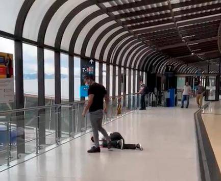 Momento en el que el hombre golpeó al funcionario de Avianca. FOTO: Cortesía.