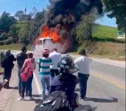 Los testigos no pudieron hacer nada para evitar que las llamas se expandieran. FOTO: Cortesía Denuncias Antioquia.