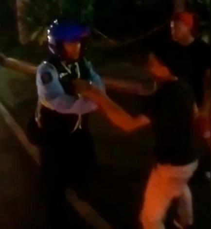 El agente fue agredido por dos hombres cerca al Teatro Pablo Tobón Uribe. FOTO: Cortesía.