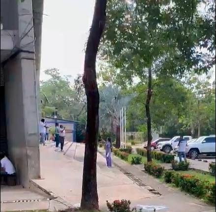 La comunidad sacó en medio de insultos a las dos profesionales. FOTO: IMAGEN TOMADA DEL VIDEO