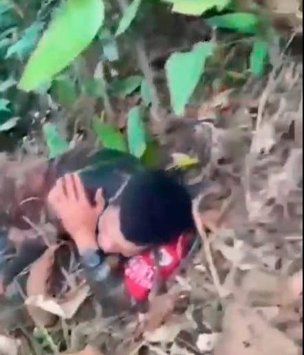 El hombre recibió atención médica en el sitio del combate pero finalmente falleció. FOTO Captura de video