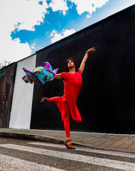 El baile le llegó de manera natural, por estar rodeado de arte y energía femenina.