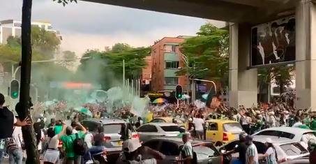 Así está la 70 con los hinchas de Nacional. Foto: captura de video