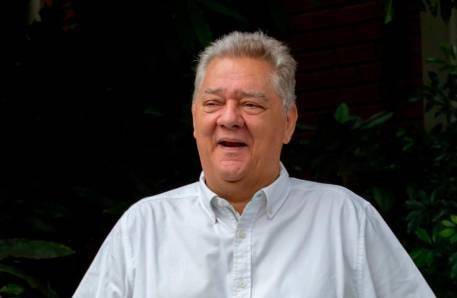 Carlos Arturo Londoño sonríe 10 meses después de su trasplante de riñón. Ahora dice que disfruta de la vida junto a su esposa, sus dos hijas y cuatro nietas. FOTO: JUAN ANTONIO SÁNCHEZ