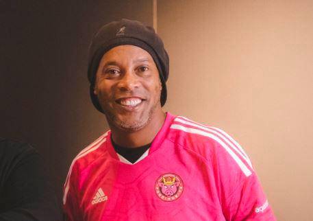 Ronaldinho portando la camisa del equipo por el que jugará en la Kings League. FOTO @KingsLeague