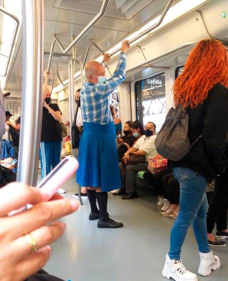 viejito con falda se llevó las miradas en el metro