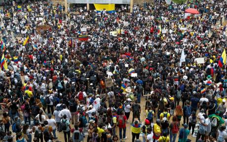 Los manifestantes se concentraron durante el día en el Parque de los Deseos. Al final de la tarde de ayer se presentaron disturbios. FOTO MANUEL SALDARRIAGA