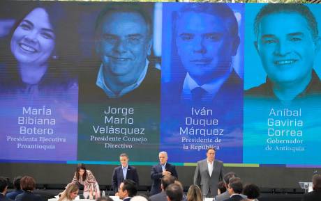 En la mesa principal del evento estuvieron María Bibiana Botero, presidenta de Proantioquia; Jorge Mario Velásquez, presidente del consejo directivo; el presidente Iván Duque y el gobernador Aníbal Gaviria. FOTO: JAIME PÉREZ