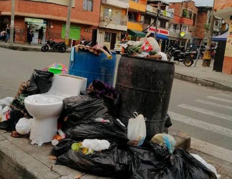 Varios ciudadanos se quejaron porque el servicio de recolección de basuras se interrumpió por varias horas en algunos vecindarios. FOTOS: Tomadas de Twitter. 