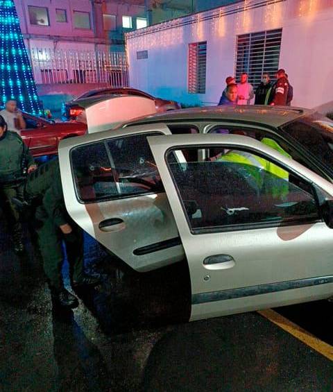 Así quedó el carro después del ataque sicarial. Foto: Cortesía. 