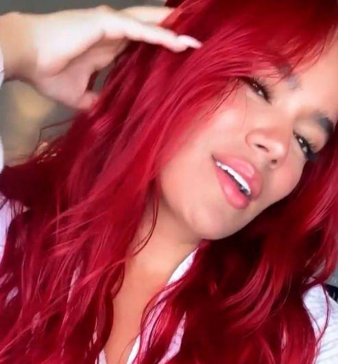 Arriba Foto Fotos De Karol G Con El Pelo Rojo Lleno