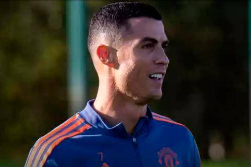 A Cristiano se le vio sonriente en el entrenamiento de este miércoles con el Manchester United. FOTO @ManUtd