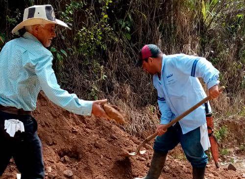 Los miembros de la comunidad de San Pablo realizan labores para dejar la vía en condiciones transitables. FOTO: Cortesía.